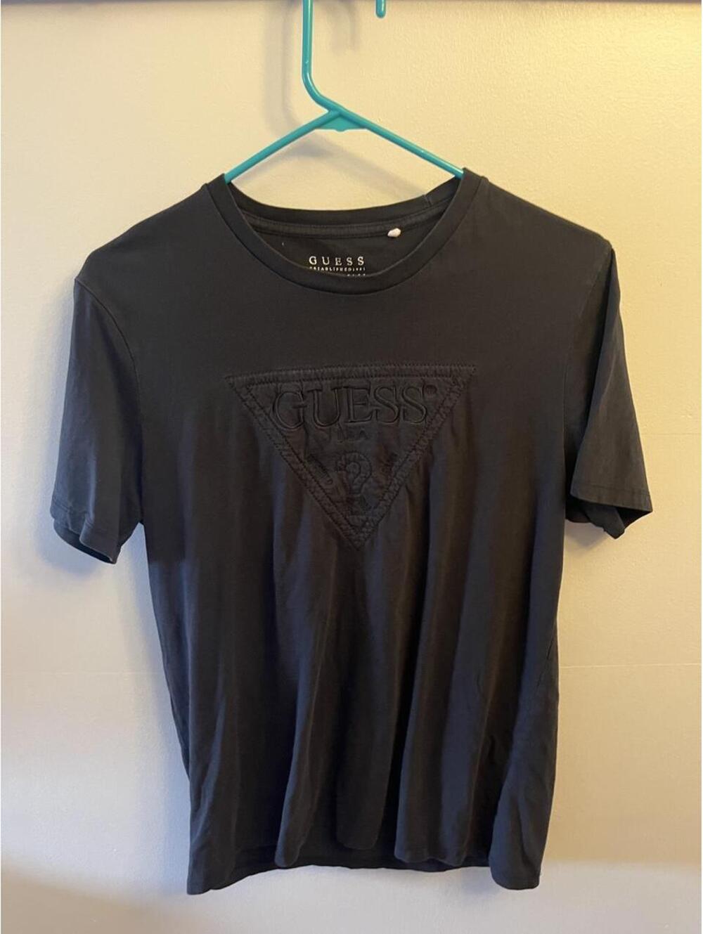 Guess Men's Black and Grey Tshirt